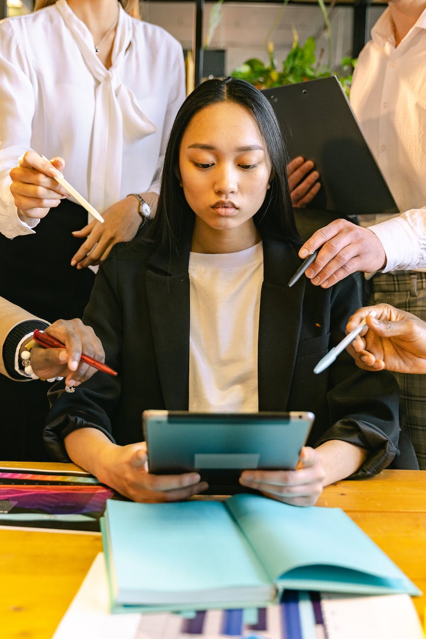 woman using ipad brainstorming with her colleagues, Instructions to Manage